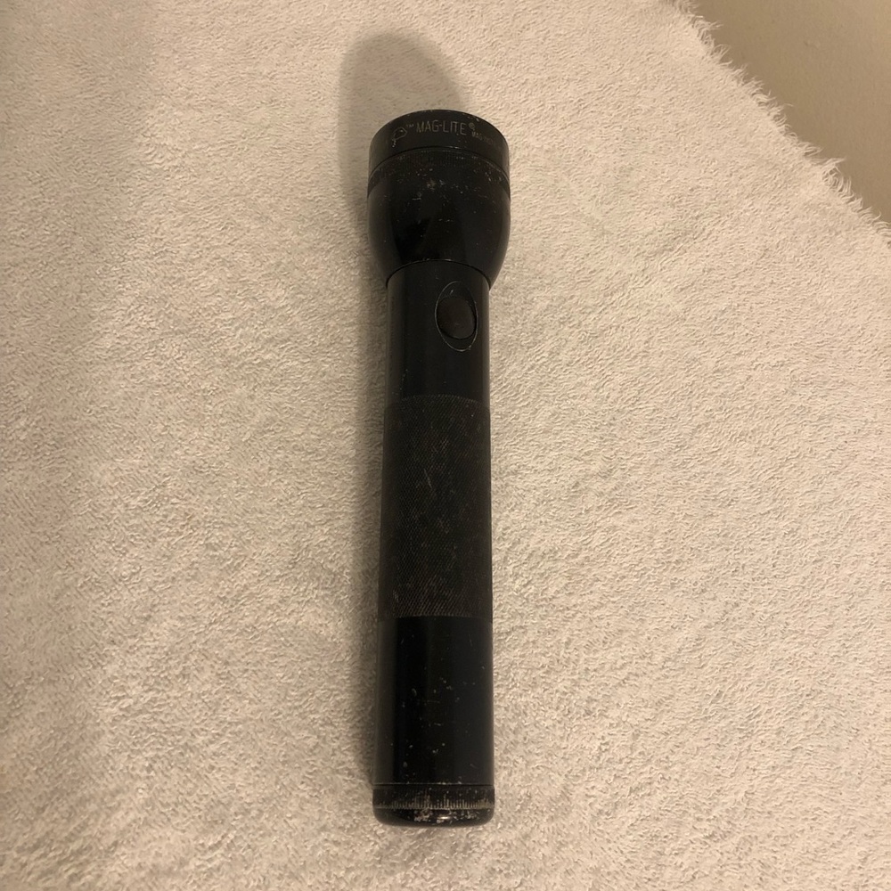 Genuine Mag Lite 2D Battery Security Flashlight 10” Long WORKS Made in USA